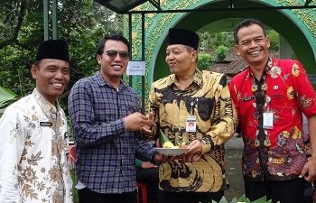 Kepala Kantor Potong Tumpeng Peringati HPN di Pondok Pesantren Selamat Kota Magelang