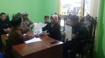 Dihadiri Saksi, Kepala KUA Magelang Tengah Langsungkan Pengislaman 3 Warga Kelurahan Cacaban