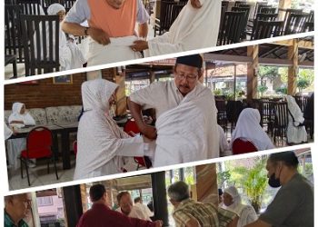 CJH Kota Magelang Praktik Mengenakan Ihram Saat Manasik Haji