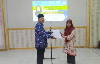 Sofia Nur Serahkan Ucapkan Terimakasih Kepada ASN Yang Purna Tugas