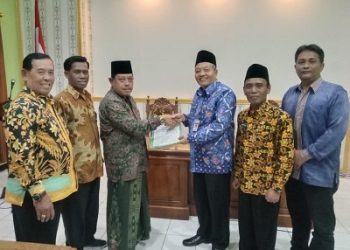 Kasubbag TU & PPK, Dampingi Kepala Kantor Serahkan Berita Acara BOP Kepada Pengurus FKUB Kota Magelang