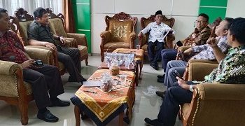 Di Ruang Kerjanya, Kasubbag TU Terima Audiensi Pengurus Gereja Pantekosta Di Indonesia