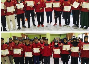 Kepala & Kasubbag TU Kankemenag Kota Magelang Serahkan Piagam Penghargaan Porseni MTs