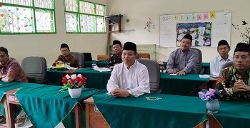 Didampingi Kepala KUA & Kepala Madrasah, Kepala Kankemenag Kota Magelang Ikuti Rakernas Via Zoom Meeting 