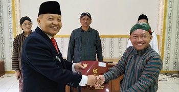 Sofia Nur, Serahkan Satya lencana Karya Satya Untuk 17 PNS-nya