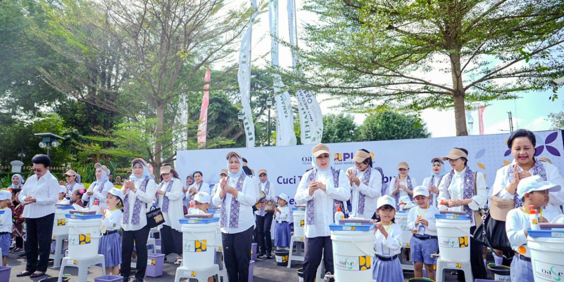 Siswa Madrasah Bermain MB Junior bersama Iriana Jokowi dan OASE KIM