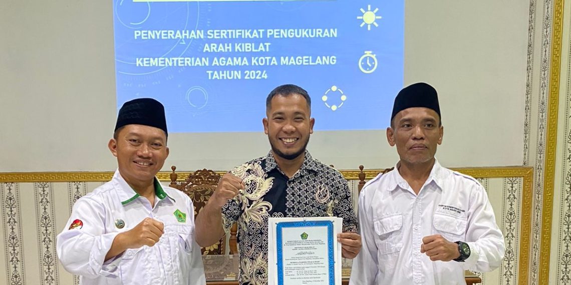 Kasi Bimas Islam Serahkan Sertifikat Pengukuran Arah Kiblat untuk Waroeng Steak & Shake Kota Magelang