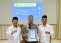 Kasi Bimas Islam Serahkan Sertifikat Pengukuran Arah Kiblat untuk Waroeng Steak & Shake Kota Magelang