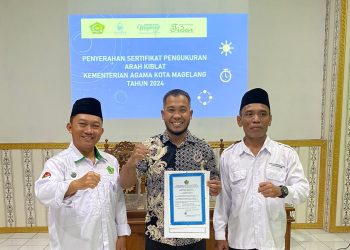 Kasi Bimas Islam Serahkan Sertifikat Pengukuran Arah Kiblat untuk Waroeng Steak & Shake Kota Magelang