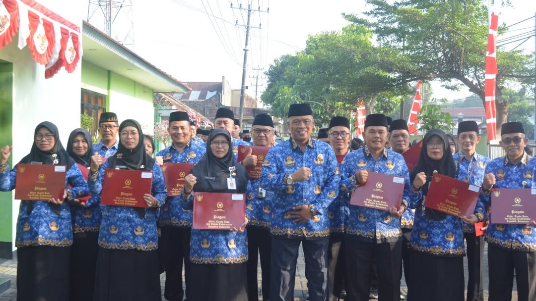 18 PNS Kemenag Kota Magelang terima Satyalancana Karya Satya pada Upacara HUT RI ke 80